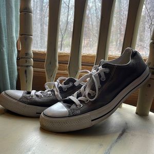 Mens size 8 Gray Converse shoe